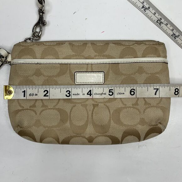 Coach Wristlet Wallet Signature C Tan Beige White Trim Zippy Includes Fob - Picture 11 of 12